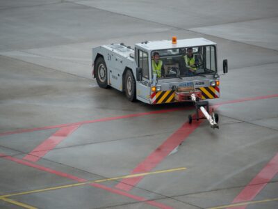 Mozo de carga de equipajes en aeropuerto