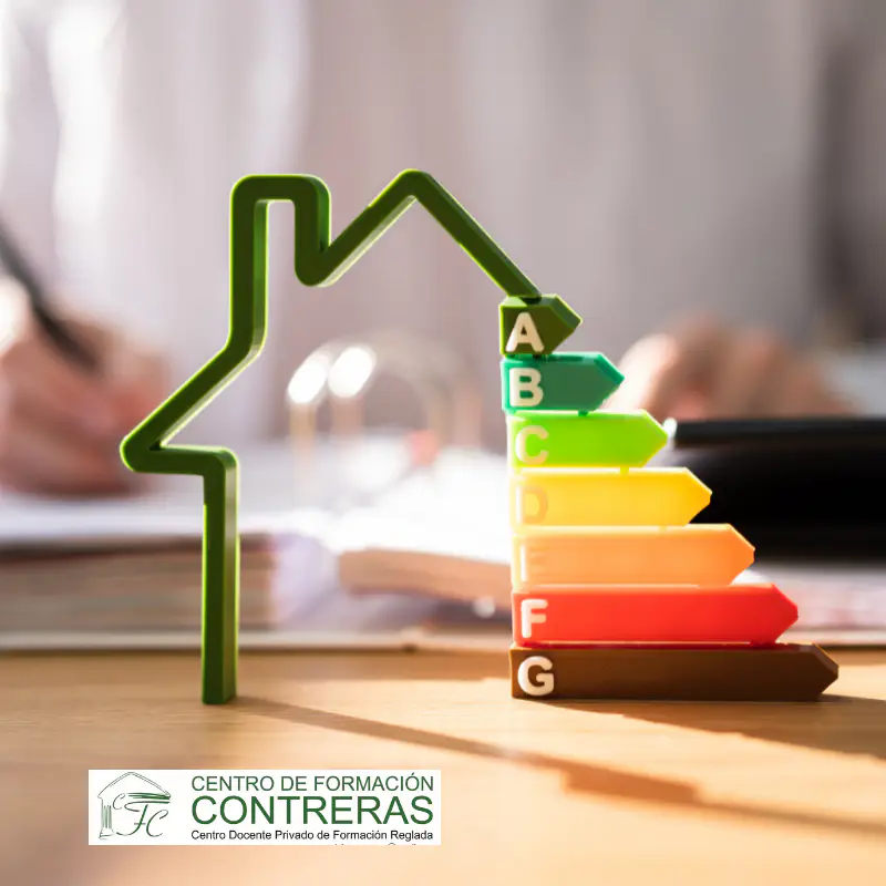 Especialízate con nuestro curso online de calificación energética de edificios. Aprende a elaborar la documentación oficial y mejora tu empleo.