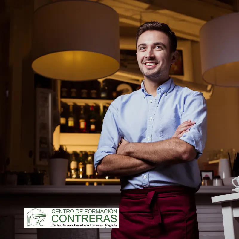 Especialízate con el Curso de Camarero Servicio de Bar online de 80h. Domina la coctelería, el servicio de mesa y la gestión de barra. ¡Inscríbete ya!