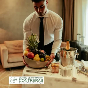 Fórmate online como camarero de sala con Formación Contreras. Domina el montaje de mesas, servicio de vinos y atención al cliente para trabajar ya.