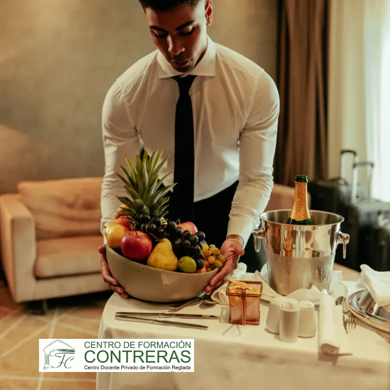 Fórmate online como camarero de sala con Formación Contreras. Domina el montaje de mesas, servicio de vinos y atención al cliente para trabajar ya.