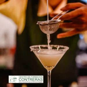 Especialízate con el Curso de Coctelería online de 80h. Aprende cristalería, técnicas de mezcla y decoración. ¡Impulsa tu carrera en hostelería!