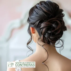 Especialízate con el curso de estilismo para novias online de 80 horas. Aprende visagismo, recogidos y maquillaje profesional. ¡Inscríbete ahora!