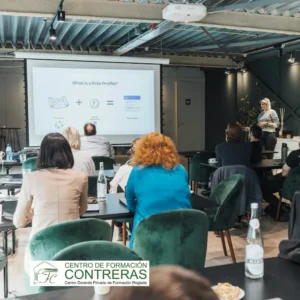 Fórmate en el cuidado de personas dependientes con este curso online de 50 horas. Aprende técnicas sanitarias, autocuidado y gestión del SAAD. ¡Inscríbete!